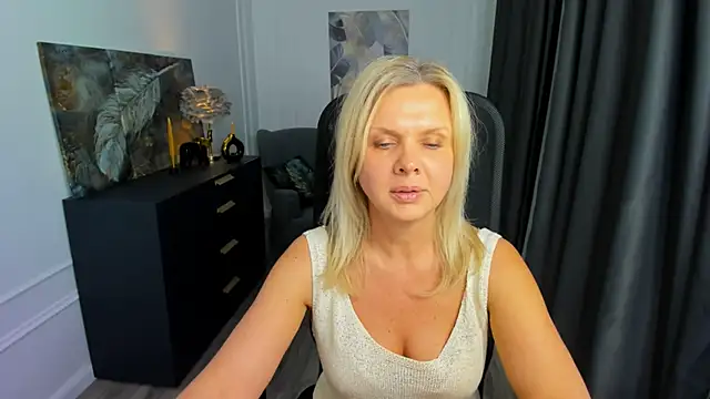 AgathaKlouin online show from 04.18.26