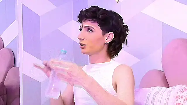 Snapshot of KylieMonnett chatting on 09.24.25 KylieMonnett online show from 09.24.25