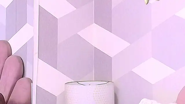 Snapshot of KylieMonnett chatting on 10.05.25 KylieMonnett online show from 10.05.25