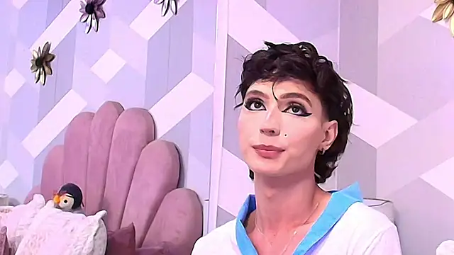 Snapshot of KylieMonnett chatting on 10.09.25 KylieMonnett online show from 10.09.25