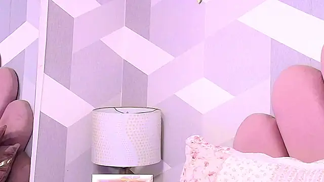 Snapshot of KylieMonnett chatting on 10.18.25 KylieMonnett online show from 10.18.25