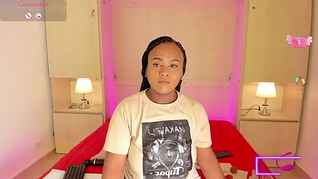 Snapshot of EmilyyStuart chatting on 10.07.25 EmilyyStuart online show from 10.07.25