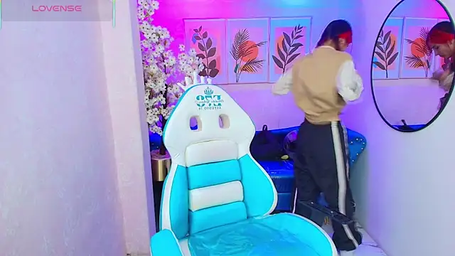 Dafne huges online show from 10.23.25