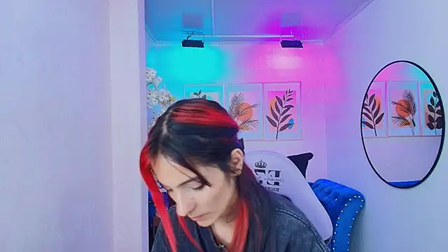 Dafne huges online show from 10.28.25