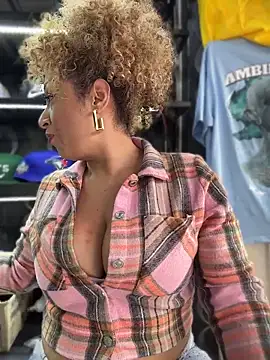 Snapshot of Katti_Barrera chatting on 06.22.26 Katti Barrera online show from 06.22.26
