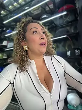 Snapshot of Katti_Barrera chatting on 07.16.26 Katti Barrera online show from 07.16.26