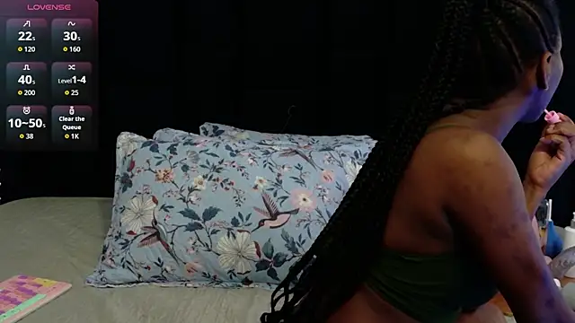 Snapshot of petitelittleebony chatting on 05.27.26 petitelittleebony online show from 05.27.26
