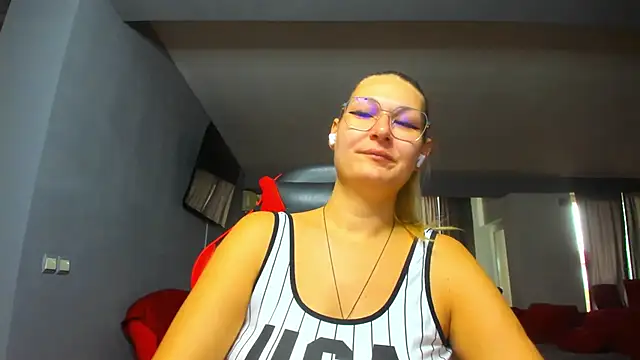 Snapshot of sugar_mayy chatting on 11.11.25 sugar mayy online show from 11.11.25