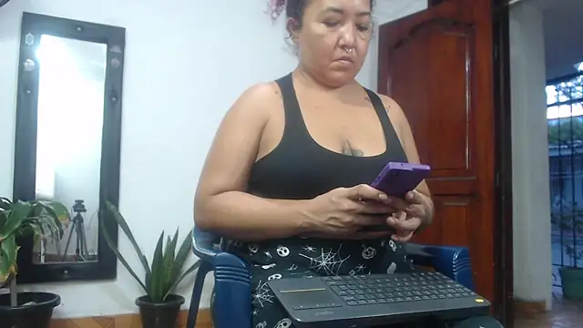 Snapshot of cougar_town chatting on 10.27.25 cougar town online show from 10.27.25