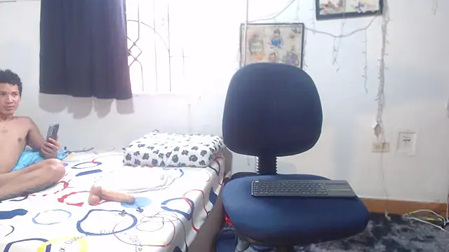 Snapshot of cougar_town chatting on 11.01.25 cougar town online show from 11.01.25