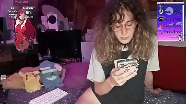 Snapshot of piou-sissy chatting on 10.22.25 piou-sissy online show from 10.22.25