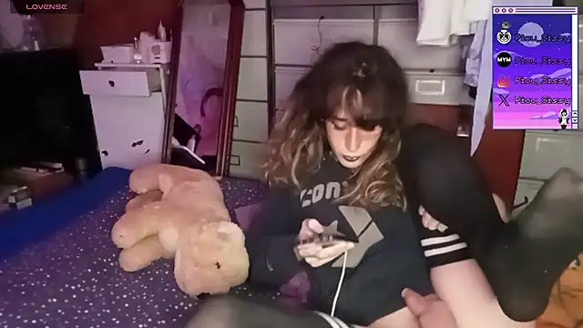 Snapshot of piou-sissy chatting on 10.27.25 piou-sissy online show from 10.27.25