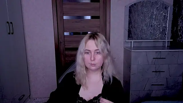 Snapshot of Kristy-Max chatting on 04.28.26 Kristy-Max online show from 04.28.26