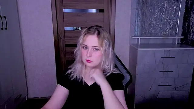 Snapshot of Kristy-Max chatting on 06.22.26 Kristy-Max online show from 06.22.26
