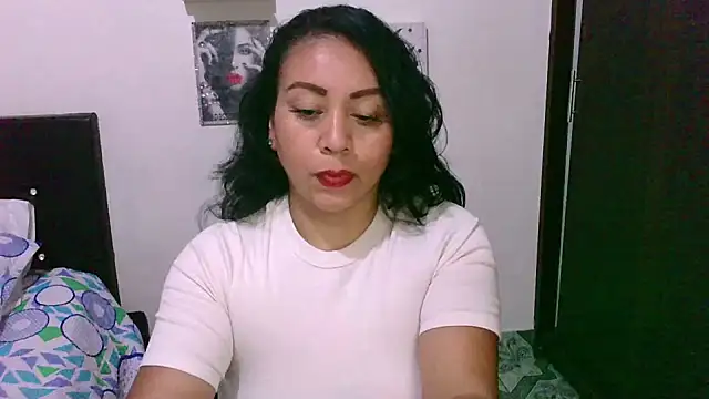 Snapshot of zaray_bella chatting on 10.17.25 zaray bella online show from 10.17.25