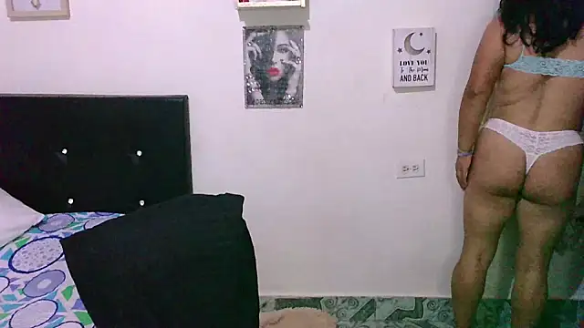 Snapshot of zaray_bella chatting on 10.22.25 zaray bella online show from 10.22.25