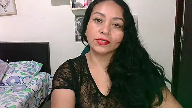 Snapshot of zaray_bella chatting on 06.07.26 zaray bella online show from 06.07.26