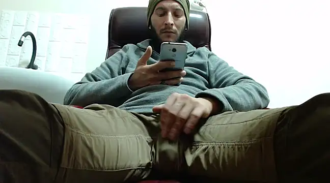 Snapshot of hardbigcock16 chatting on 12.14.24 hardbigcock16 online show from 12.14.24