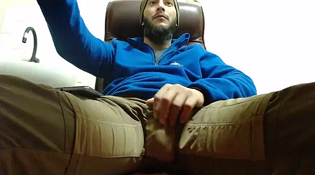 Snapshot of hardbigcock16 chatting on 12.17.24 hardbigcock16 online show from 12.17.24