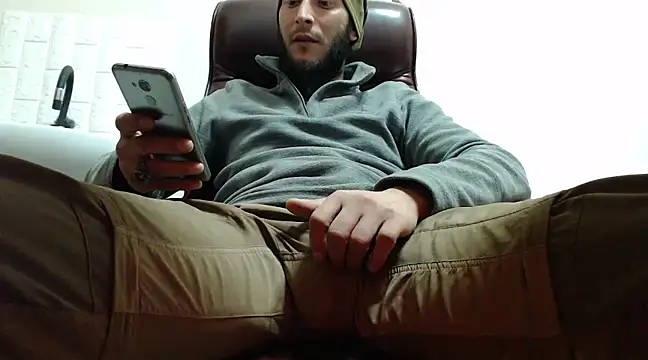 Snapshot of hardbigcock16 chatting on 12.25.24 hardbigcock16 online show from 12.25.24
