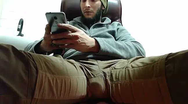 Snapshot of hardbigcock16 chatting on 12.25.24 hardbigcock16 online show from 12.25.24