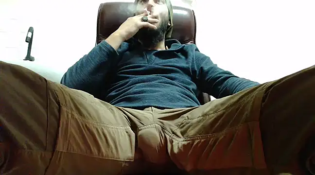 Snapshot of hardbigcock16 chatting on 12.31.24 hardbigcock16 online show from 12.31.24