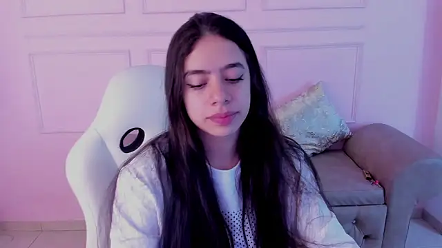 Snapshot of zoe_turnner_18 chatting on 10.10.25 zoe turnner 18 online show from 10.10.25