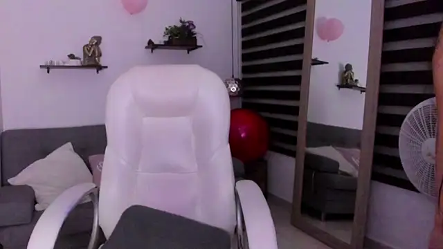 Snapshot of zoe_turnner_18 chatting on 11.23.25 zoe turnner 18 online show from 11.23.25