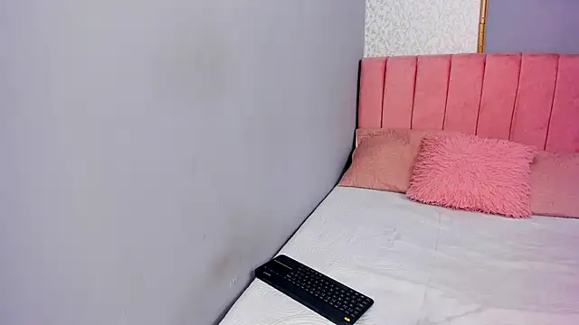Snapshot of LARISSAEVANS chatting on 12.17.24 LARISSAEVANS online show from 12.17.24