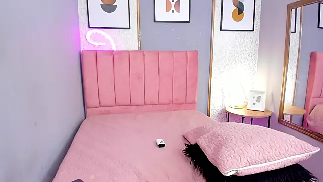 Snapshot of LARISSAEVANS chatting on 01.25.25 LARISSAEVANS online show from 01.25.25