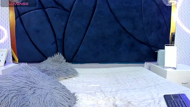 Snapshot of LARISSAEVANS chatting on 02.27.25 LARISSAEVANS online show from 02.27.25