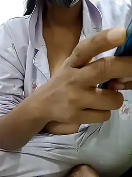 Snapshot of _SonPari_ chatting on 02.25.25 SonPari online show from 02.25.25