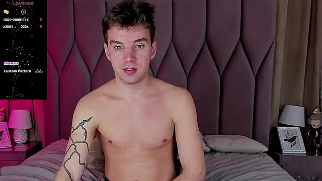 Snapshot of ArthurWhitee chatting on 02.04.25 ArthurWhitee online show from 02.04.25