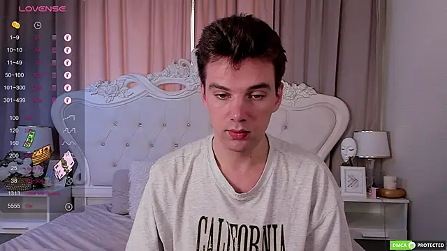 Snapshot of ArthurWhitee chatting on 09.24.25 ArthurWhitee online show from 09.24.25