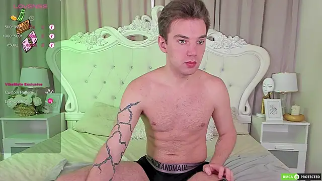 Snapshot of ArthurWhitee chatting on 10.01.25 ArthurWhitee online show from 10.01.25