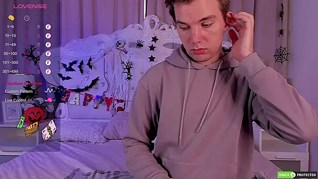 Snapshot of ArthurWhitee chatting on 10.17.25 ArthurWhitee online show from 10.17.25