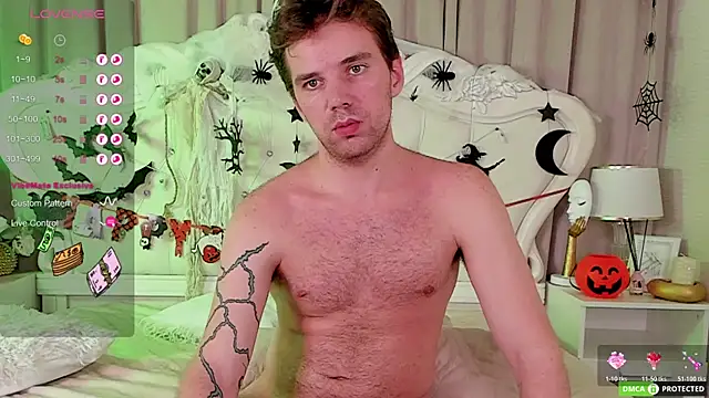 Snapshot of ArthurWhitee chatting on 10.21.25 ArthurWhitee online show from 10.21.25