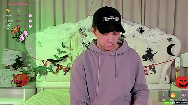 Snapshot of ArthurWhitee chatting on 10.31.25 ArthurWhitee online show from 10.31.25