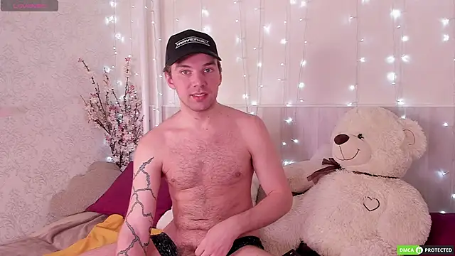 Snapshot of ArthurWhitee chatting on 11.04.25 ArthurWhitee online show from 11.04.25