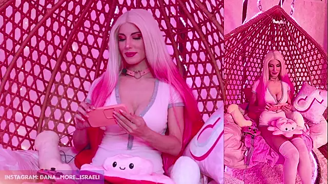 Snapshot of dana_more chatting on 10.22.25 dana more online show from 10.22.25