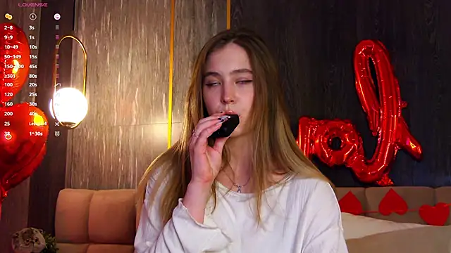 Snapshot of LoraineLuff chatting on 02.16.25 LoraineLuff online show from 02.16.25