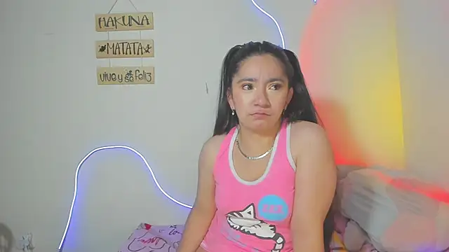 Snapshot of litle_mily_ chatting on 10.04.25 litle mily online show from 10.04.25