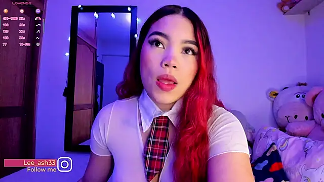 Snapshot of Lee_Ash chatting on 10.29.25 Lee Ash online show from 10.29.25