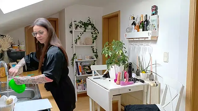 Snapshot of BrownieyQueen chatting on 02.28.25 BrownieyQueen online show from 02.28.25