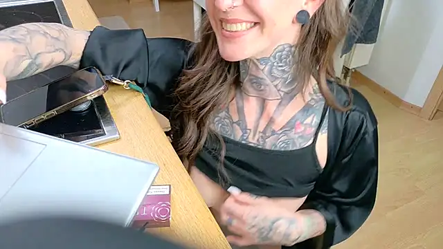 Snapshot of BrownieyQueen chatting on 03.10.25 BrownieyQueen online show from 03.10.25