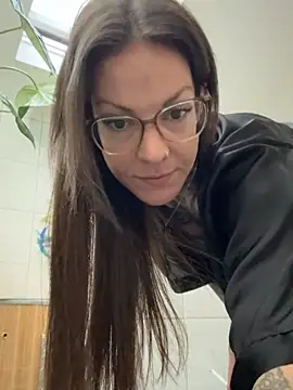 Snapshot of BrownieyQueen chatting on 11.06.25 BrownieyQueen online show from 11.06.25