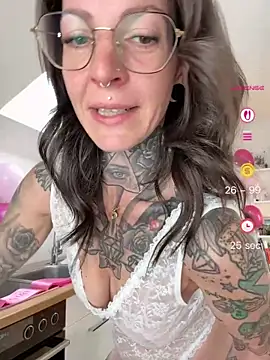 Snapshot of BrownieyQueen chatting on 04.26.26 BrownieyQueen online show from 04.26.26