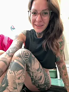 Snapshot of BrownieyQueen chatting on 06.18.26 BrownieyQueen online show from 06.18.26
