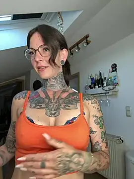 Snapshot of BrownieyQueen chatting on 06.19.26 BrownieyQueen online show from 06.19.26