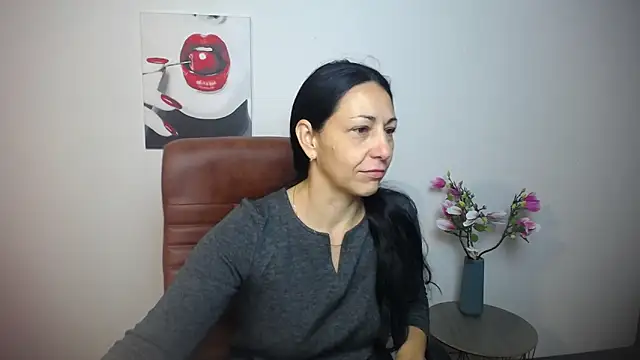 Snapshot of LiluGrants chatting on 10.13.25 LiluGrants online show from 10.13.25